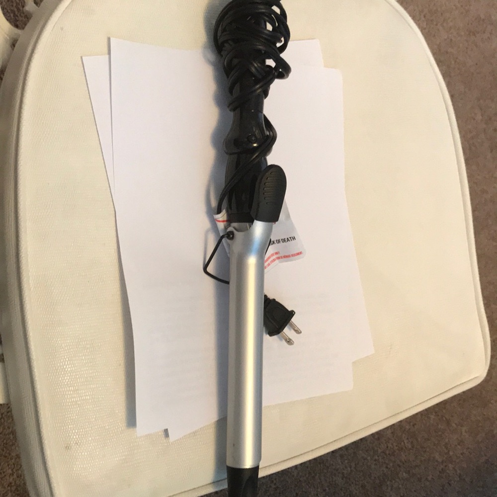 1 in curling iron that can reach 390 degrees.